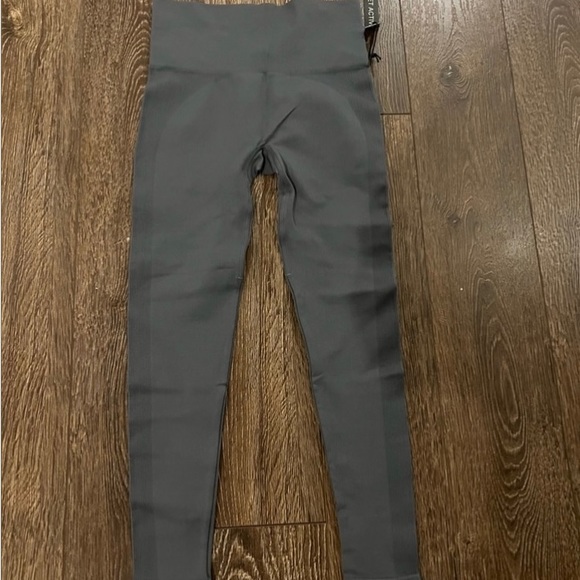 NWT Set Active Small Grey leggings. - Picture 4 of 4